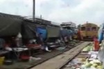 Video - der Zug durch Markt in Bangkok
