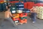 Video - SO entlädt man eine Palette Bierkisten