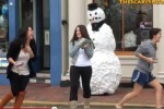 Video - Schneemann erschreckt Passanten