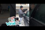Video - Mit dem Hammer das zugefrorene Auto öffnen