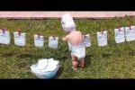 Video - Versuche nicht zu lachen: Lustige Babies bei der Hausarbeit