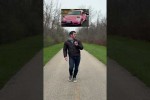 Video - Wie sich die Menschen je nach dem Auto, das sie fahren, bewegen